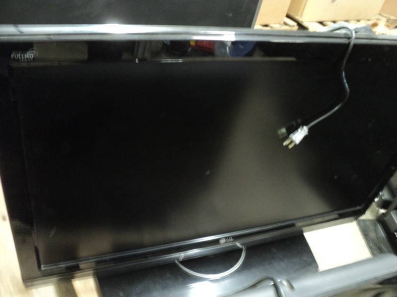 lot 106 image: LG 42 TV Powers on...