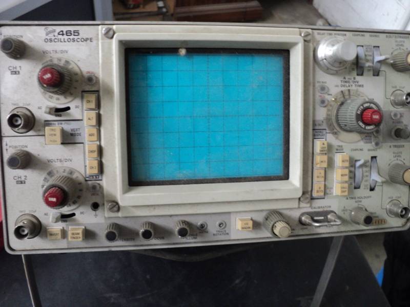 lot 126 image: 465 Oscilloscope powers on...