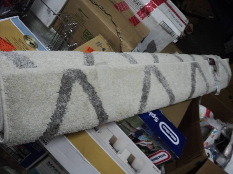 lot 16 image: 5 x 7 Area Rug...