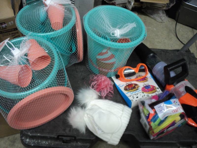 lot 25 image: Toy Lot hat and mittens...