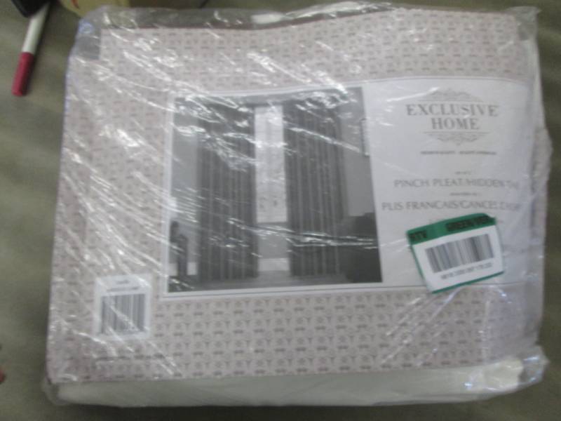 lot 172 image: Sateen Pinch Pleat Vanilla Woven Bl...