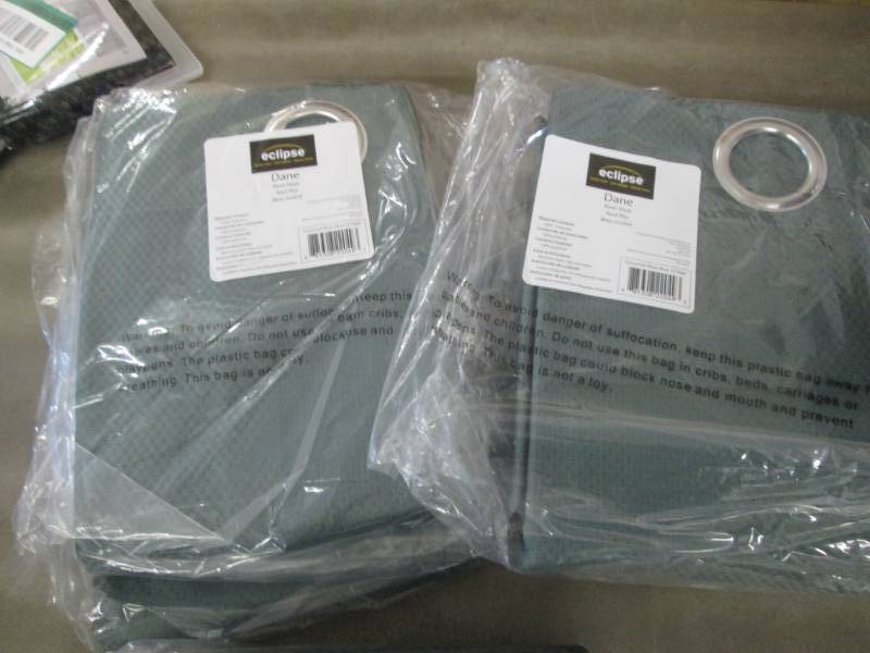 lot 197 image: Lot of 4 Eclipse Dane Blackout Rive...