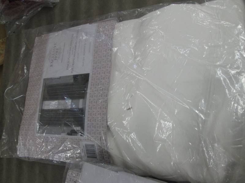 lot 208 image: Sateen Pinch Pleat Vanilla Woven Bl...