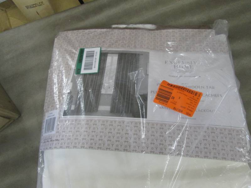 lot 211 image: Sateen Pinch Pleat Vanilla Woven Bl...