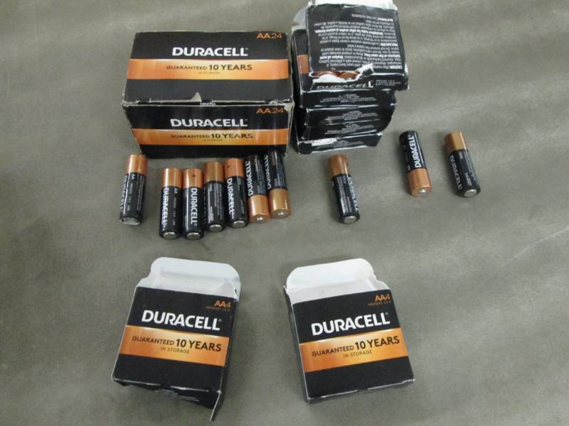 lot 239 image: 13Packs of 4  Duracell AA Batterie...