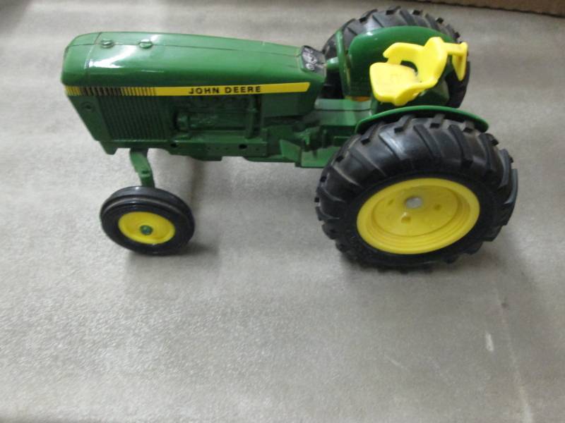 lot 302 image: Model Metal John Deere Tractor...