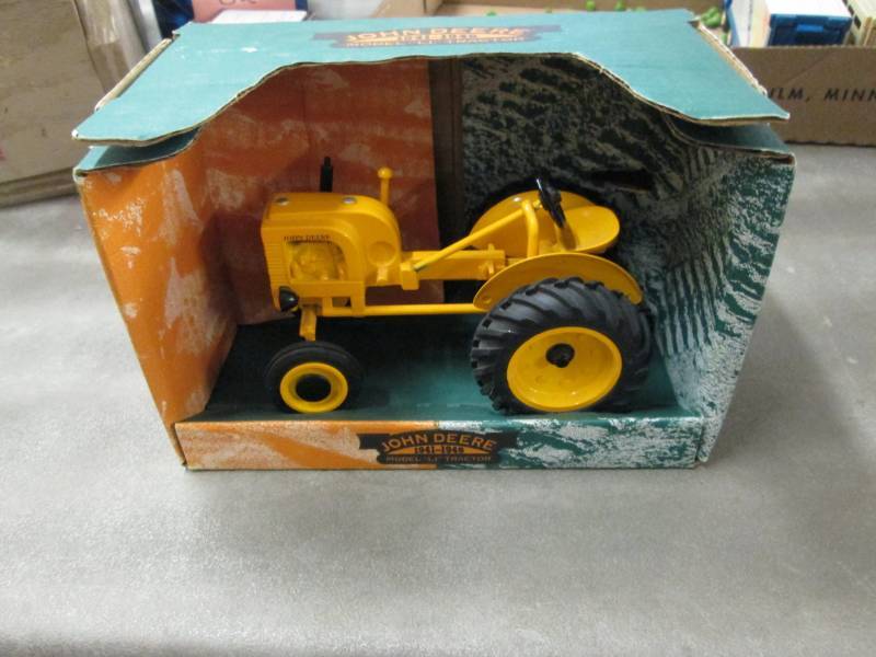 lot 304 image: John Deere 1941-1946 Model LI Tract...