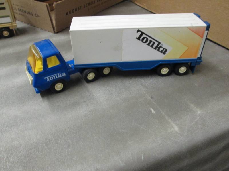 lot 305 image: Tonka Semi with Trailer...