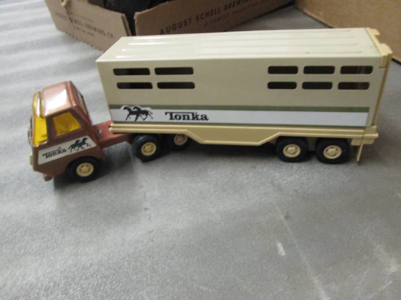 lot 306 image: Tonka Semi with Stock Trailer...