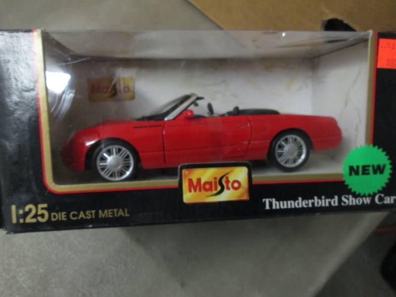 lot 314 image: Maisto 125 Die Cast Thunderbird Sh...