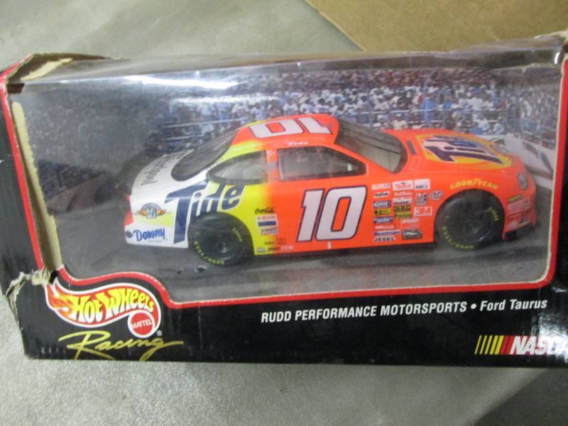 lot 320 image: Hot Wheels Racing Die Cast #10 Tide...