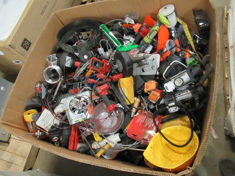 lot 44 image: WHOLESALE PALLET OF RETURNS - HAND AND POWER TOOLS