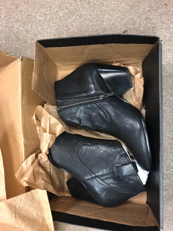 lot 121 image: New Kensie Womens Black Leather Ghita Short Ankle Boots size 8