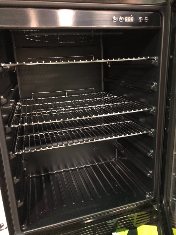 lot 117 image: Magic Chef  Beverage 23.4 in. 154 (12 oz.) Can Cooler, Stainless Steel  in good conditions whit small scratch and son dents