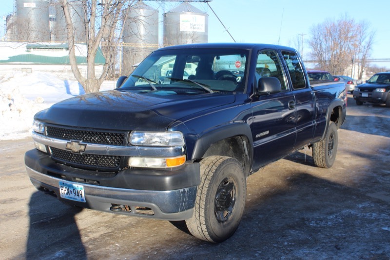 lot 3365 image: 2002 Chevrolet Silverado 2500 LS 4x4 Extended Cab