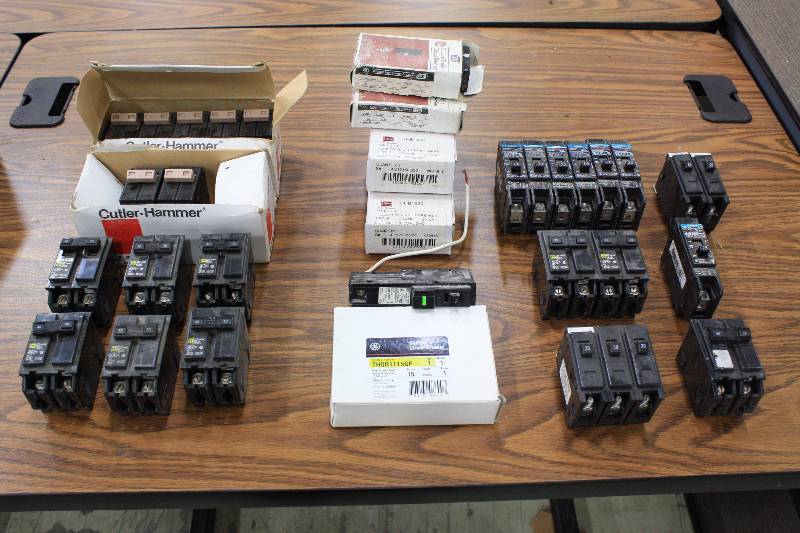 lot 7 image: Large Assortment of Breakers New  32 Qty