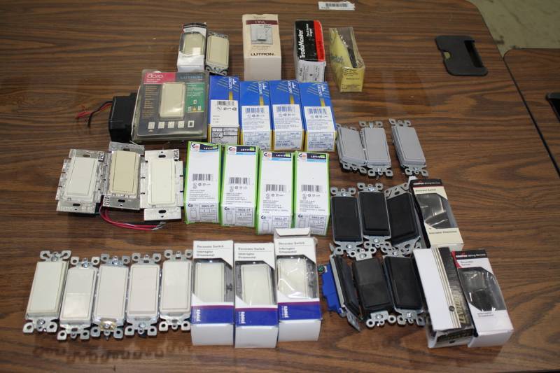 lot 52 image: Decorator Switch Interruptors 38 Qty