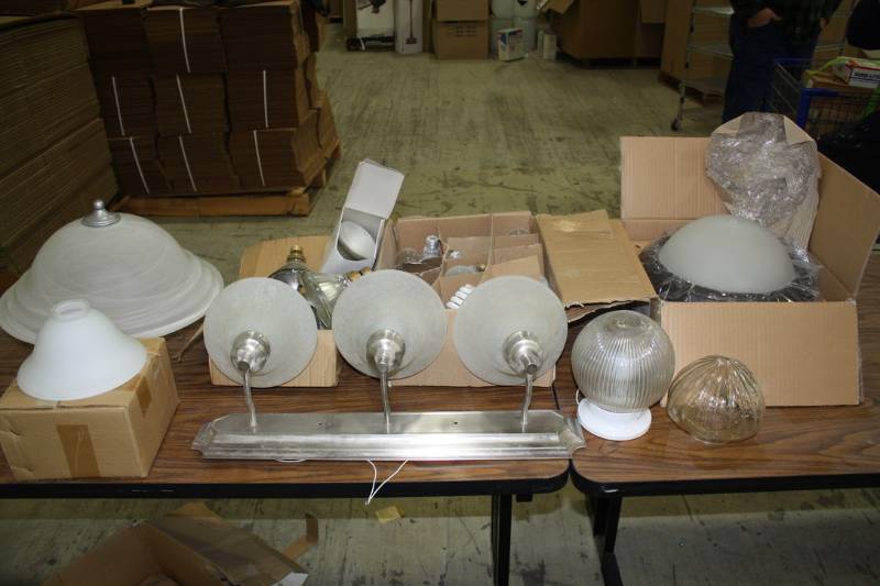 lot 63 image: Large Lot of Fixtures & Lights