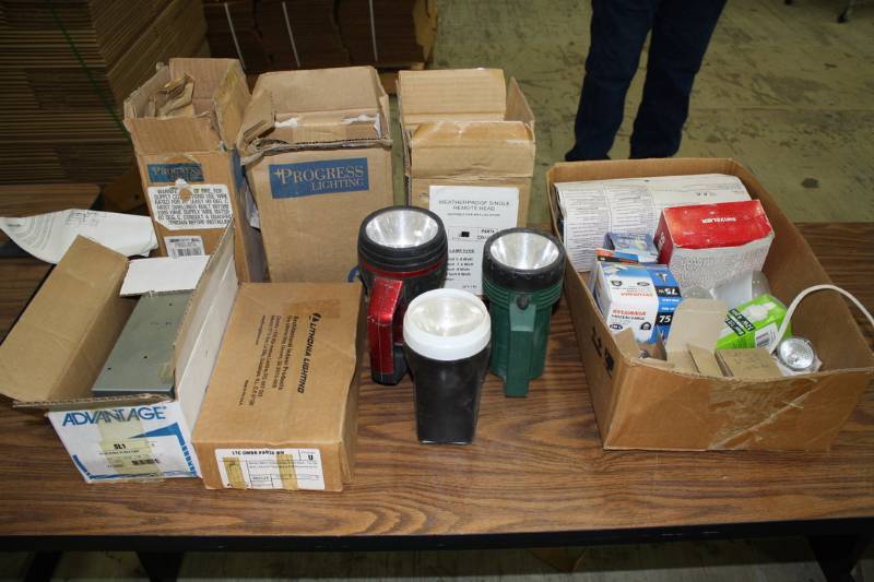 lot 64 image: Misc. Large Lot of Lights, Fixtures & Accessories
