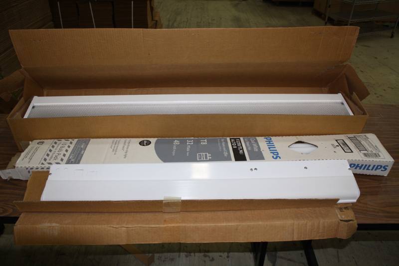 lot 65 image: Fluorescent Lighting Fixtures & Bulbs