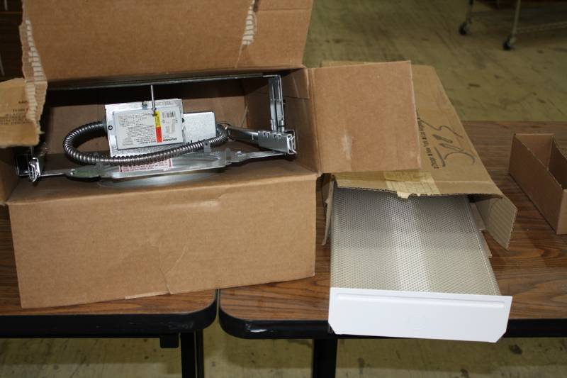 lot 70 image: Mounting 16 Gauge Frame & Fluorescent Light Fixture