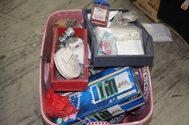 lot 93 image: Lot #93 Large Tote of Random & Assorted Electrical Items