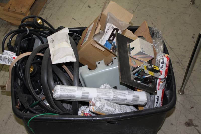 lot 92 image: Large Random & Assorted Lot of Electrical Items