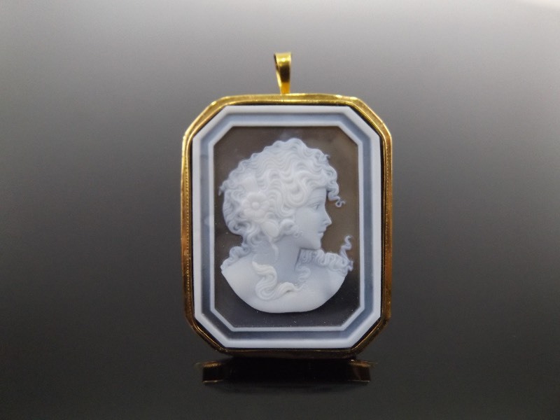 18k Yellow Gold Cameo Pendant