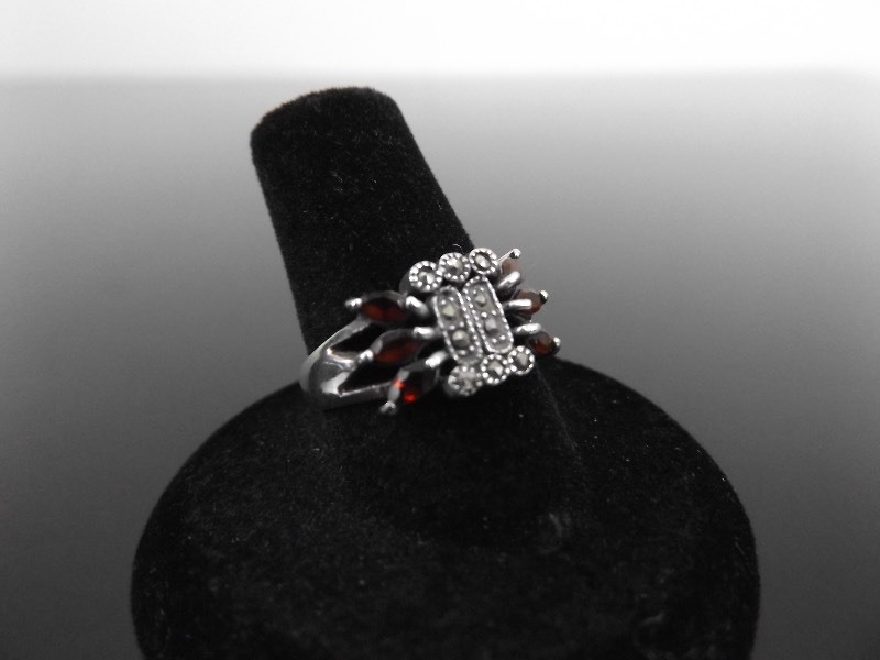 .925 Sterling Silver Garnet Crest Ring Size 7