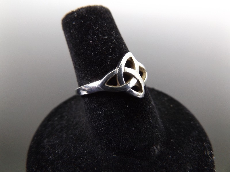 .925 Sterling Silver Celtic Knot Ring Size 6.25