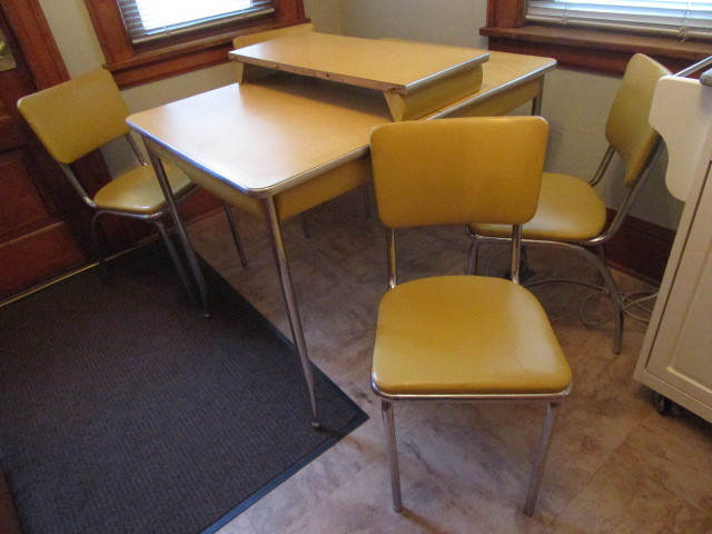 lot 109 image: VINTAGE CHROME DINETTE SET