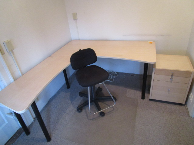 lot 131 image: HOME OFFICE SET UP