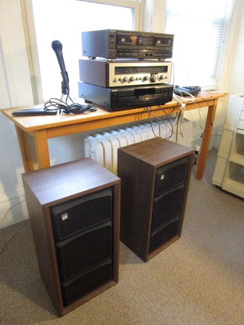 lot 142 image: ELECTRONICS PACKAGE