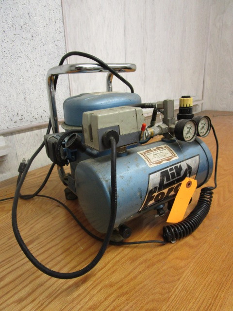 lot 159 image: AIRBRUSH COMPRESSOR