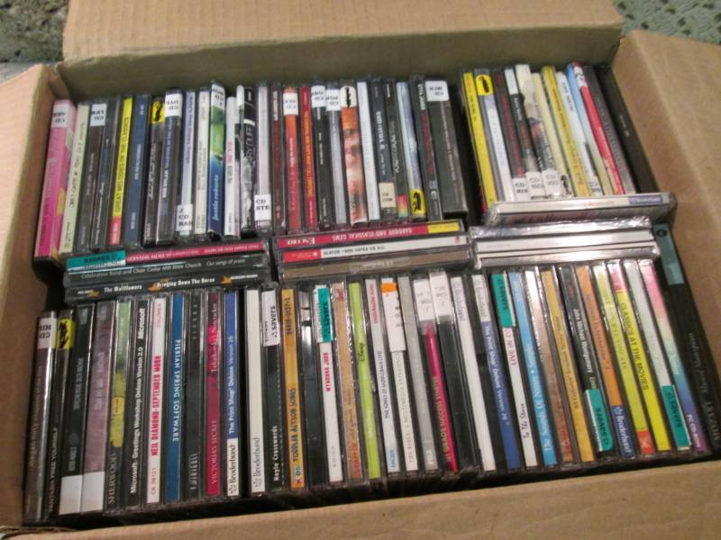 Large Lot of CDs  F-0...