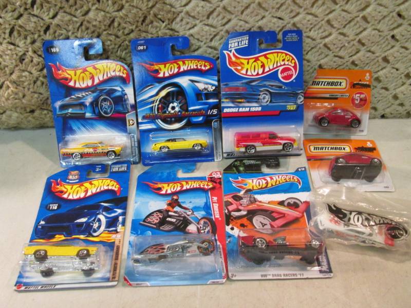 Lot of Hot Wheels and Matchbox Cars...