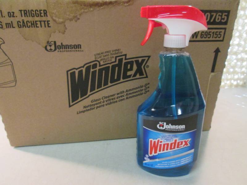 Case with 10 Bottles of Windex Glas...