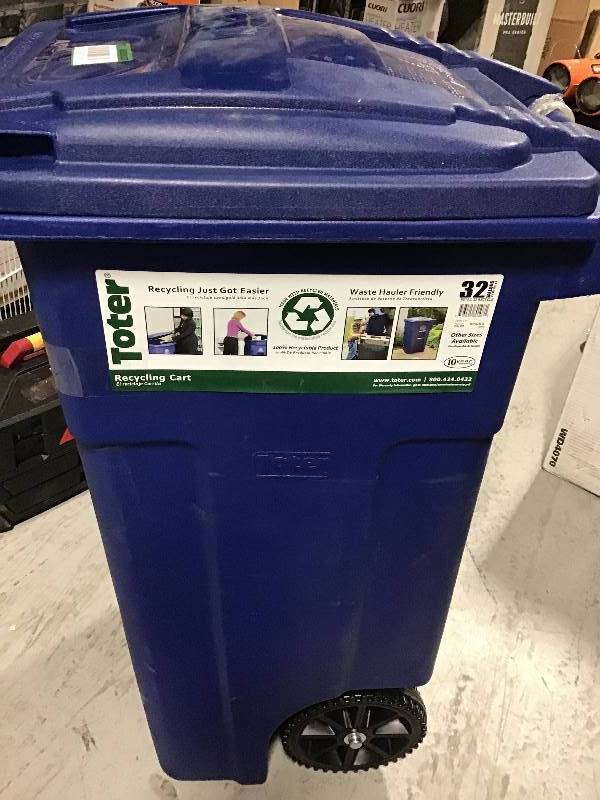 lot 11 image: Toter 32 Gal. Blue Rollout Recycling Container with Attached Lid