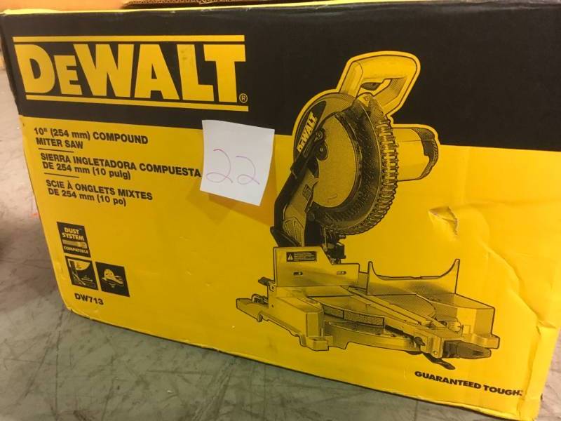 DEWALT 15 Amp Corded 10 in. Compound Miter Saw  in like new condition