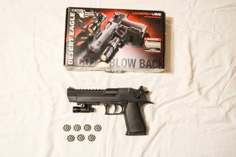 lot 7 image: Desert Eagle BLOW BACK handgun with 7 clips pellet gun