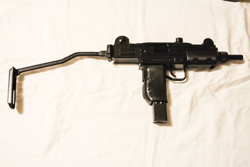 lot 9 image: UZI FULL AUTO blow back Machine BB Gun with extra clips BB gun