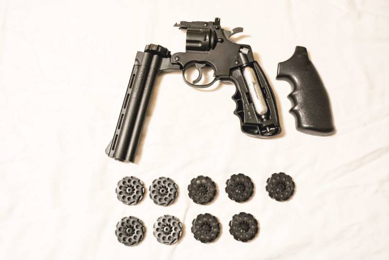 lot 11 image: Crossman 357 Magnum revolver with 10 clips pellet gun