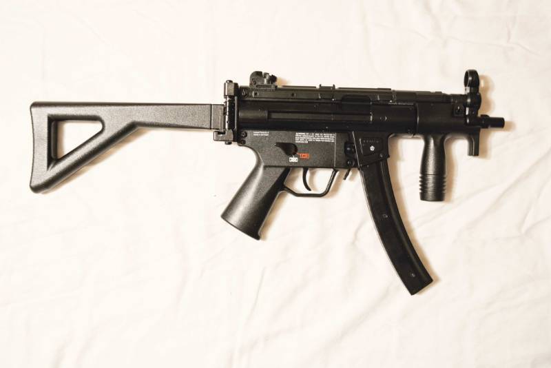lot 12 image: H&K MP5 BB gun semi-auto