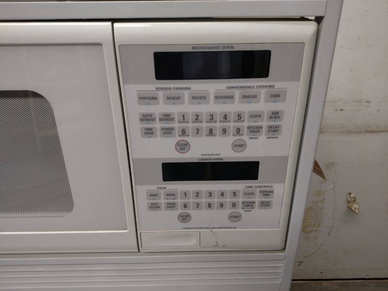 lot 65 image: G.E. Built In Double Oven, 220 v, 3...