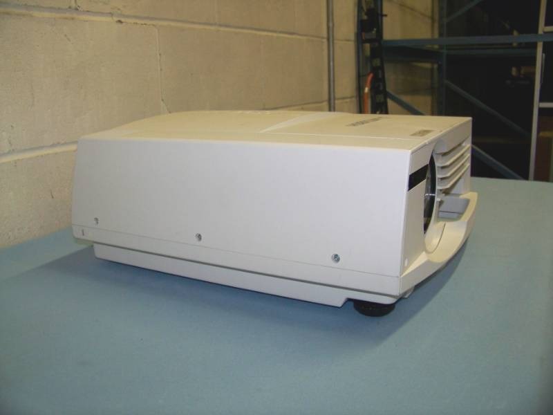 lot 38 image: Mitsubishi, XL5900U, LCD Projector