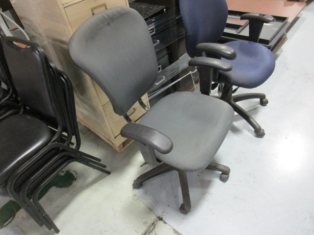 lot 56 image: (2) Office Chairs