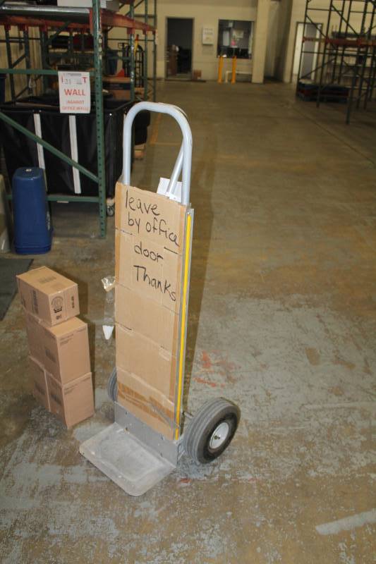 lot 32 image: 2-Wheel Hand Truck