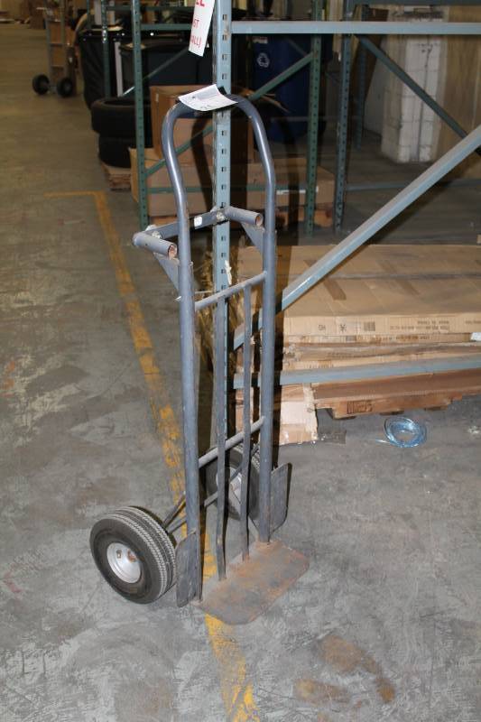 lot 31 image: 2-Wheel Hand Truck