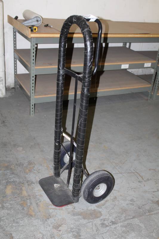 lot 30 image: 2-Wheel Hand Truck