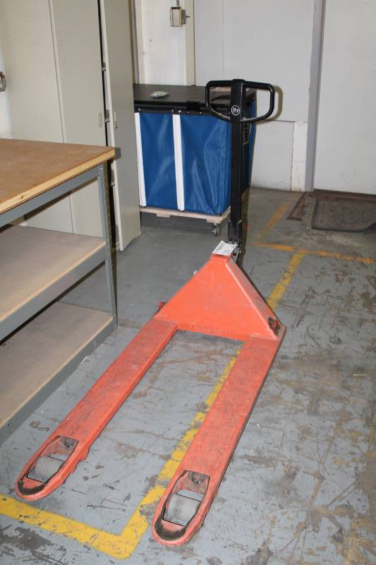 lot 29 image: Uline Hydraulic Pallet Truck
